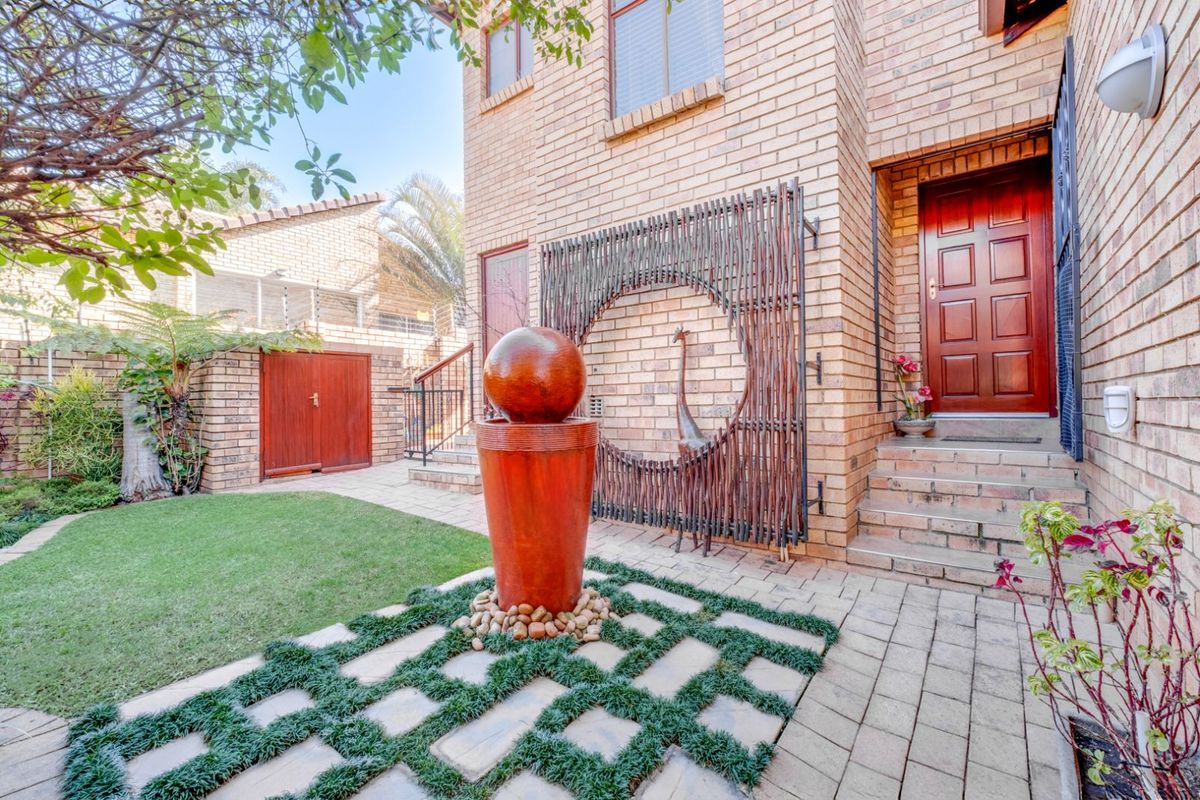 Townhouse For Sale in Willowbrook - Photo 2