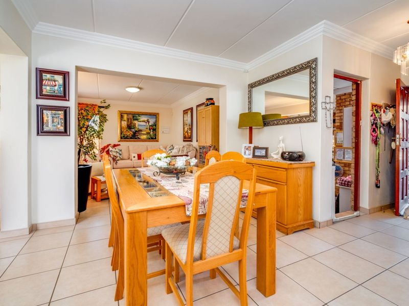 Townhouse For Sale in Willowbrook - Photo 8