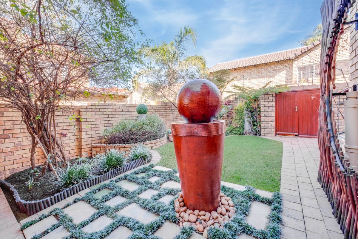 Townhouse For Sale in Willowbrook - Photo 3