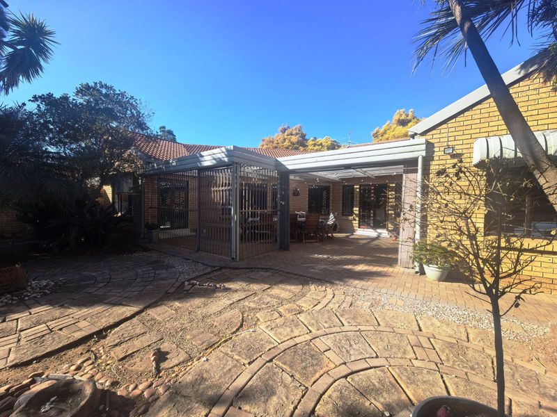 House For Sale in Eldoraigne - Photo 2