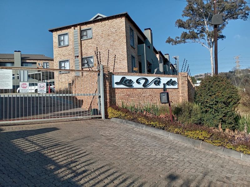 Apartment For Sale in Helderkruin - Photo 2