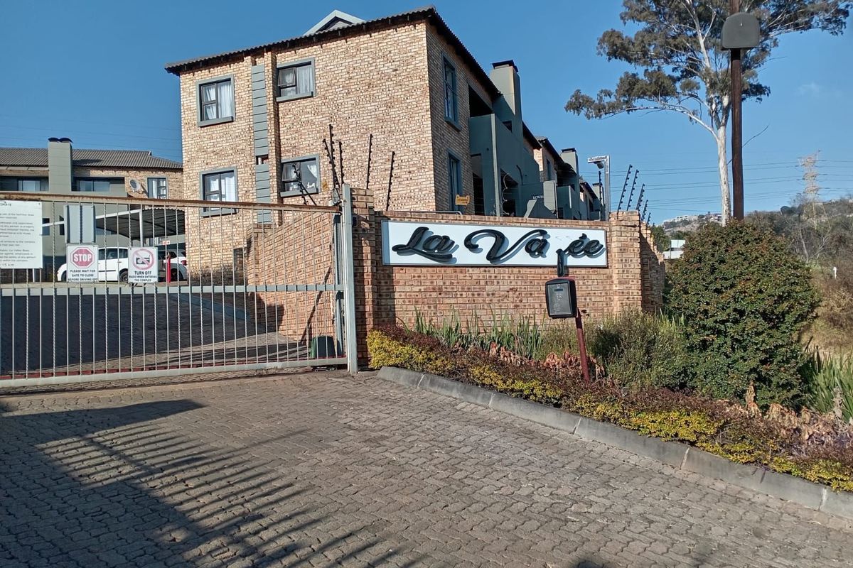 Apartment For Sale in Helderkruin - Photo 2