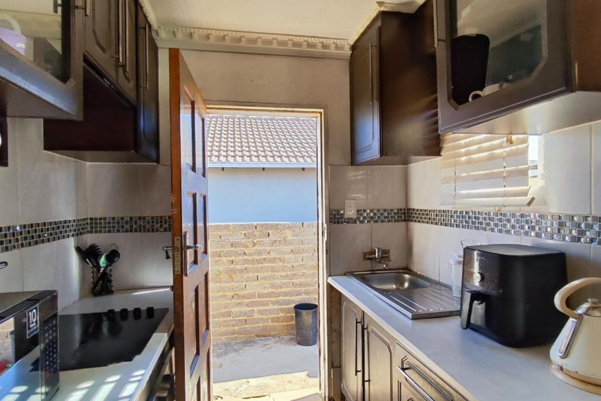 House For Sale in Savanna City - Photo 3