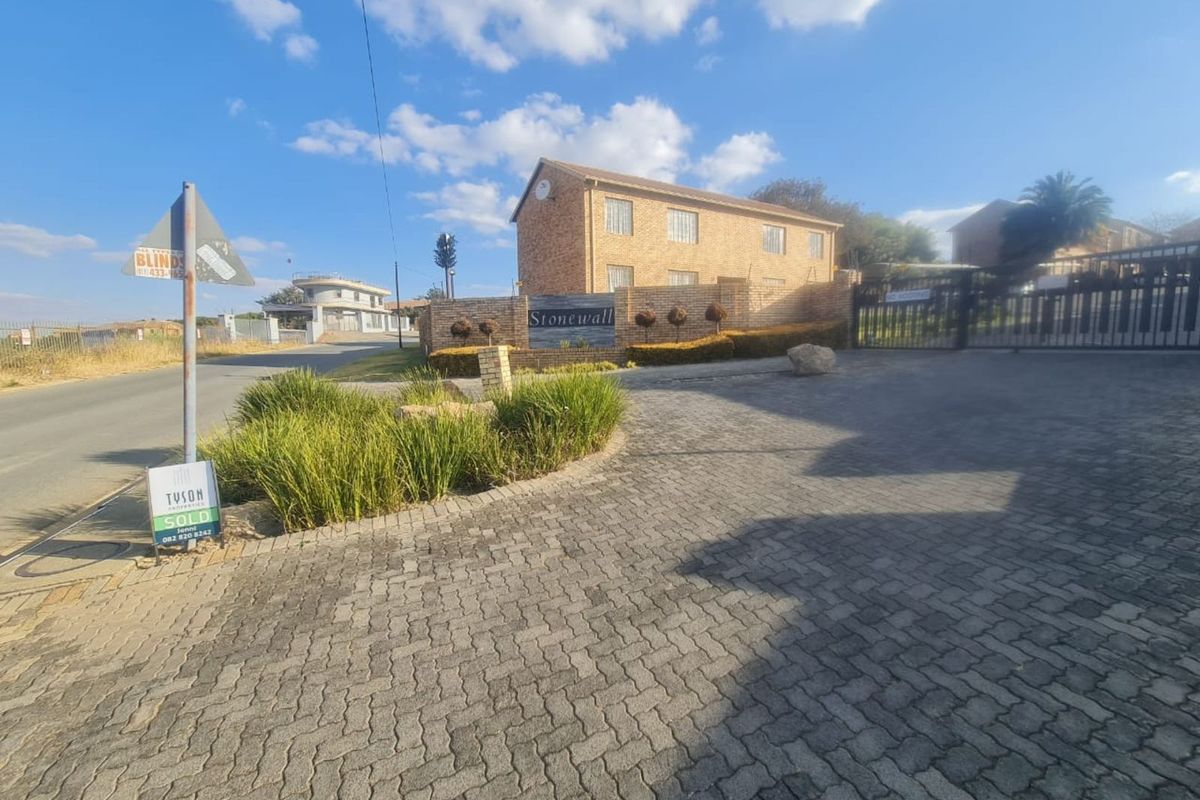 Apartment For Sale in Northgate - Photo 2