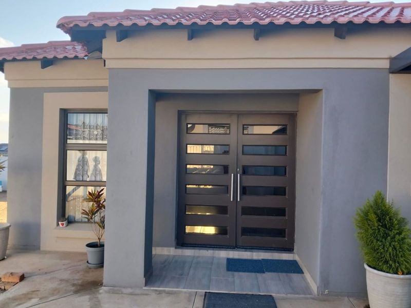 House For Sale in Bendor - Photo 2