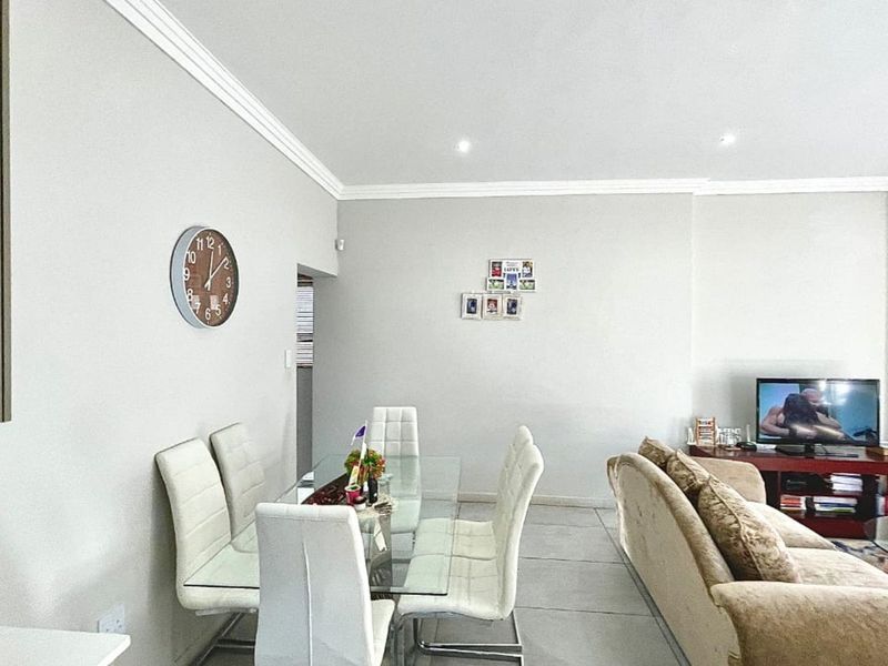 Townhouse For Sale in Magalieskruin - Photo 8