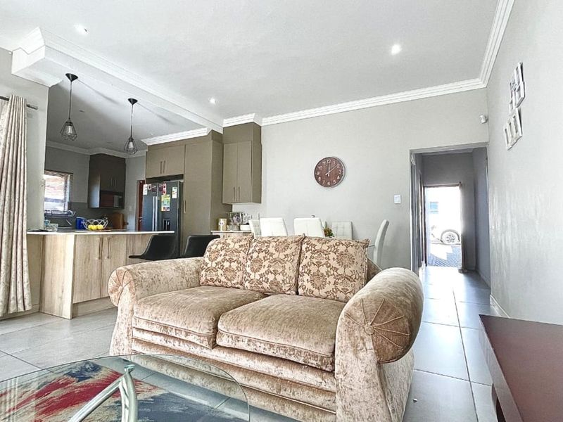 Townhouse For Sale in Magalieskruin - Photo 6