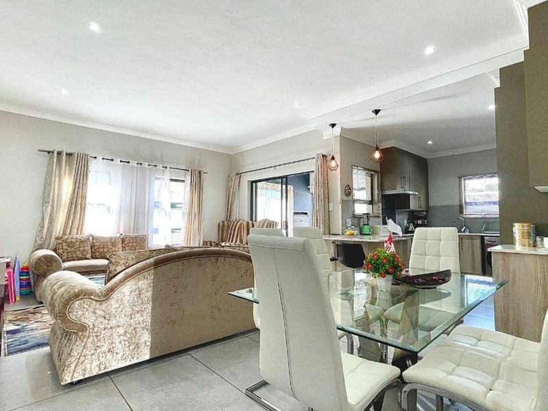 Townhouse For Sale in Magalieskruin - Photo 2