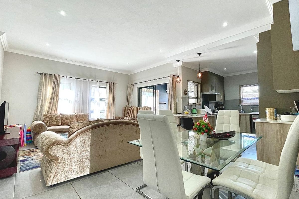 Townhouse For Sale in Magalieskruin - Photo 2