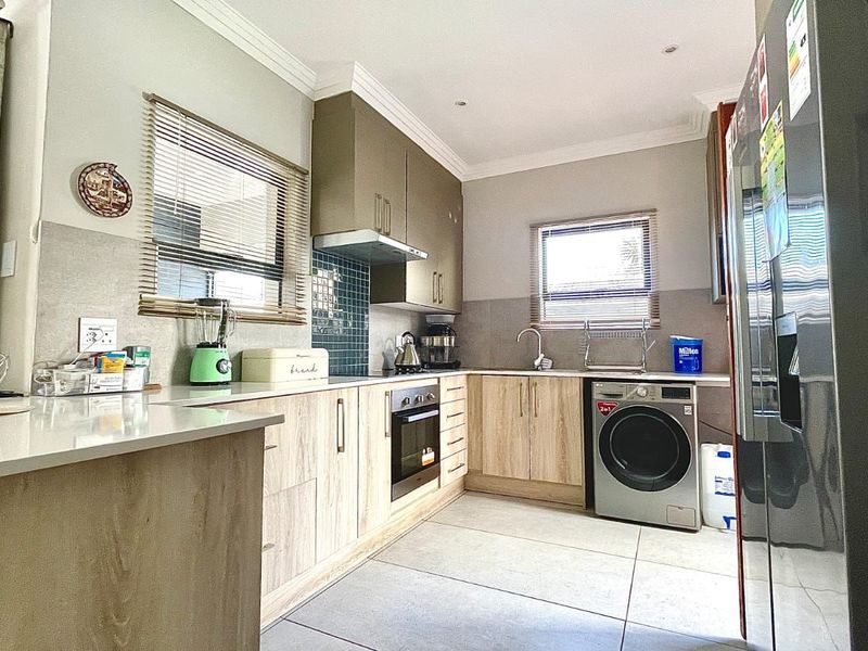 Townhouse For Sale in Magalieskruin - Photo 10