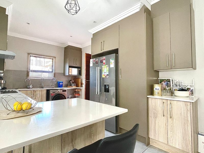 Townhouse For Sale in Magalieskruin - Photo 9