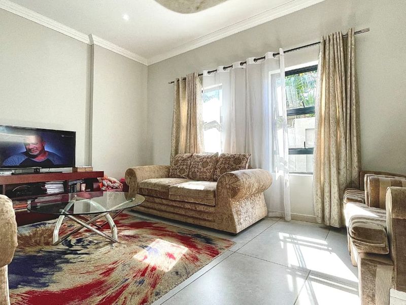 Townhouse For Sale in Magalieskruin - Photo 5