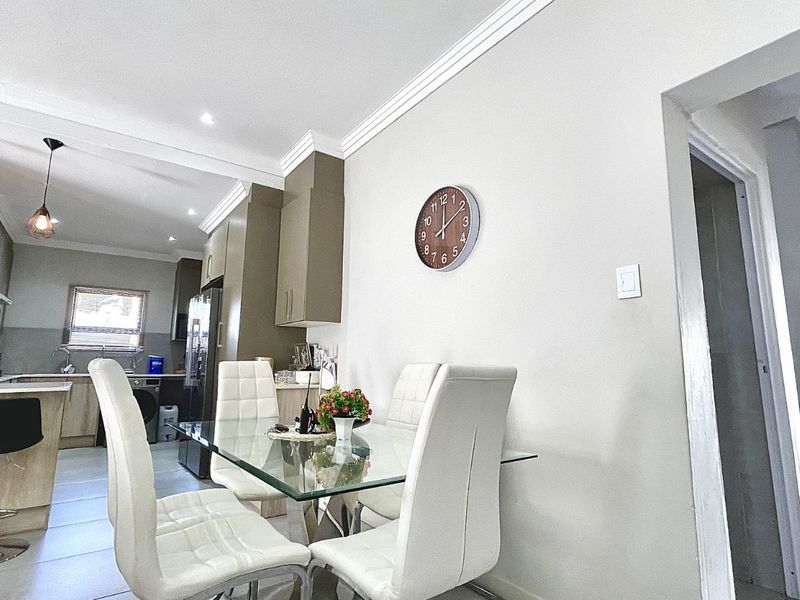 Townhouse For Sale in Magalieskruin - Photo 3