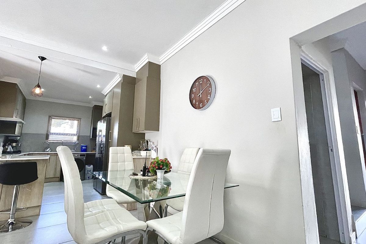 Townhouse For Sale in Magalieskruin - Photo 3