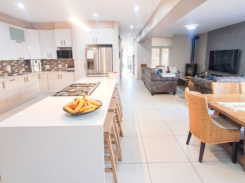 House For Sale in Olympus AH - Photo 2