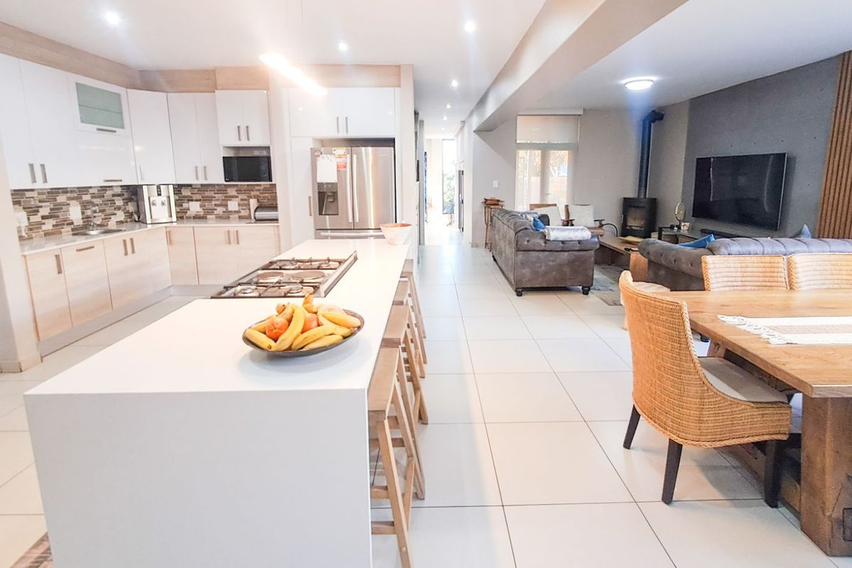 House For Sale in Olympus AH - Photo 2