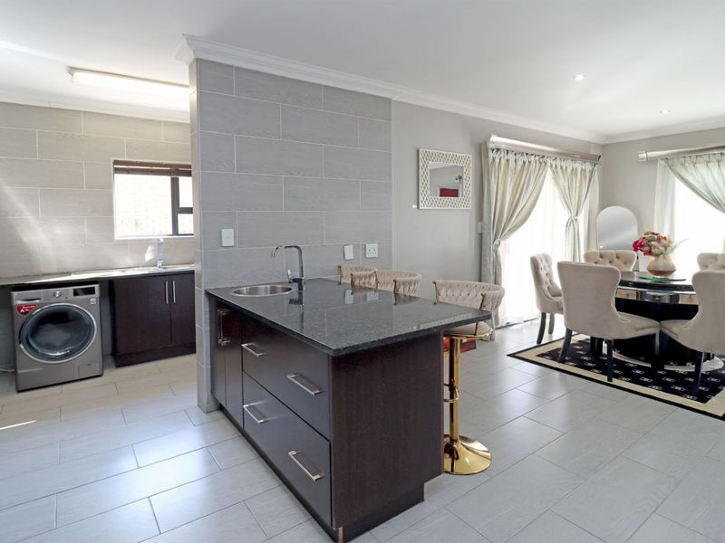 House For Sale in Thatchfield Estate - Photo 8