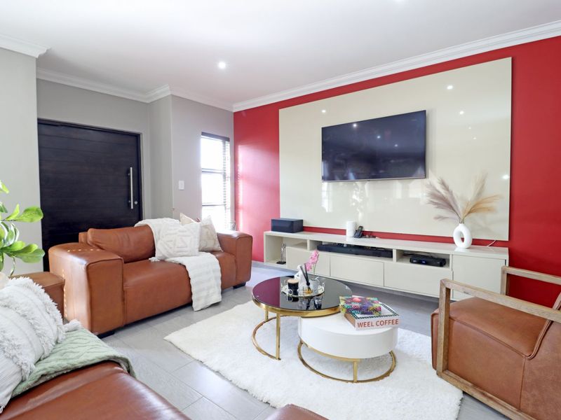 House For Sale in Thatchfield Estate - Photo 2