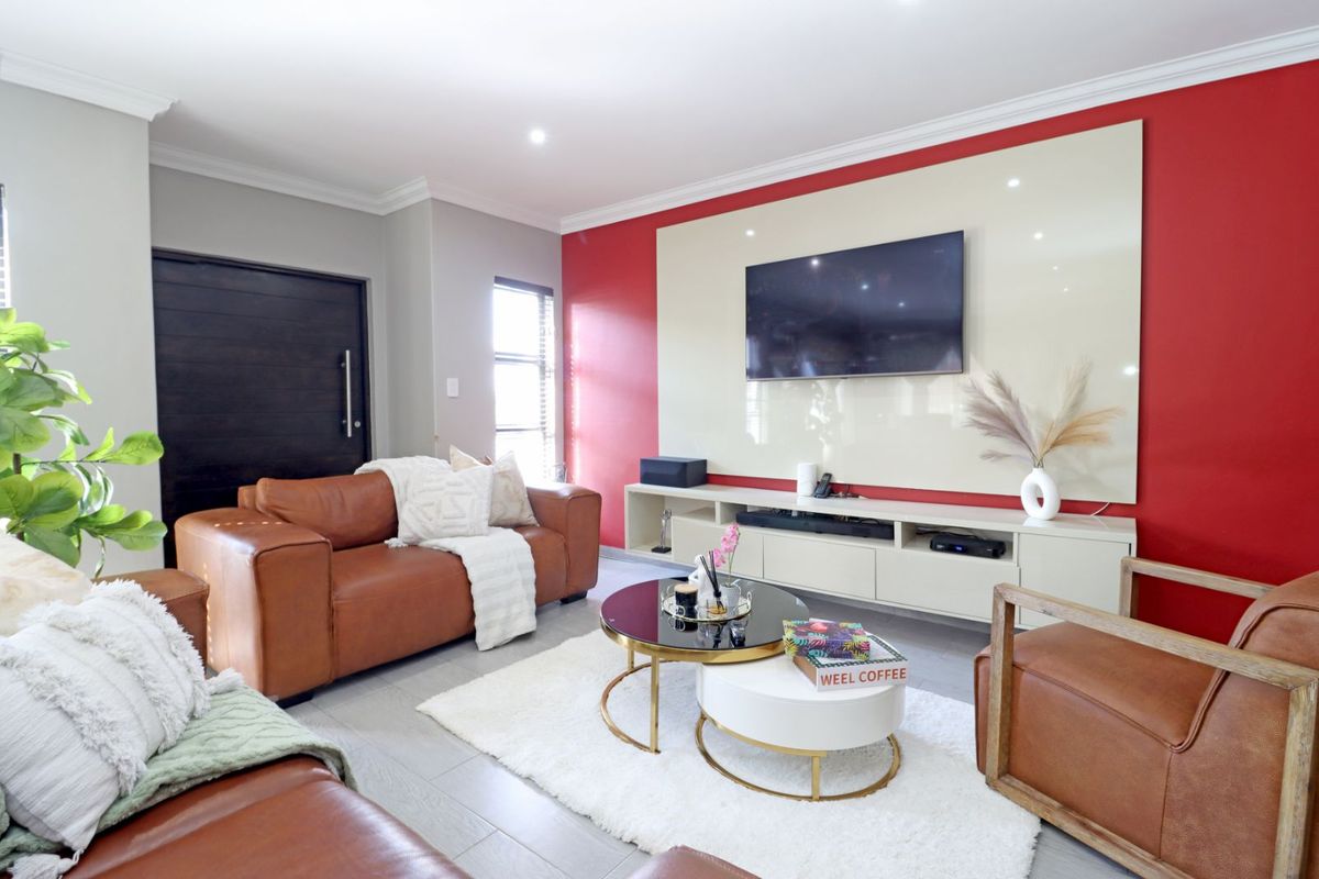 House For Sale in Thatchfield Estate - Photo 2