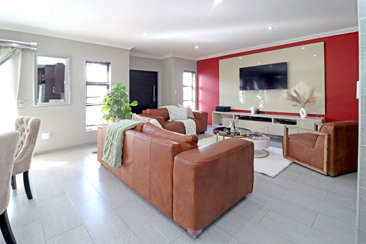 House For Sale in Thatchfield Estate - Photo 3