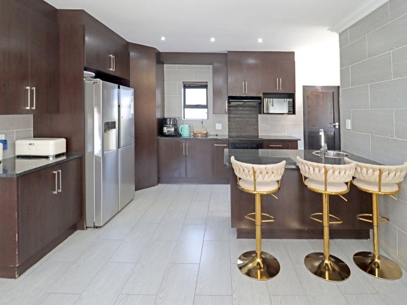 House For Sale in Thatchfield Estate - Photo 6