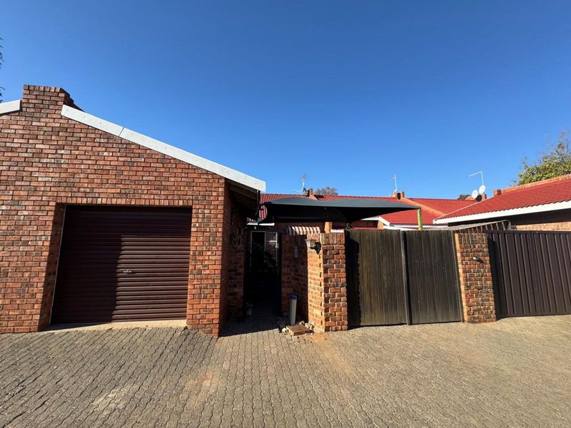 House For Sale in Memorial Road Area - Photo 2