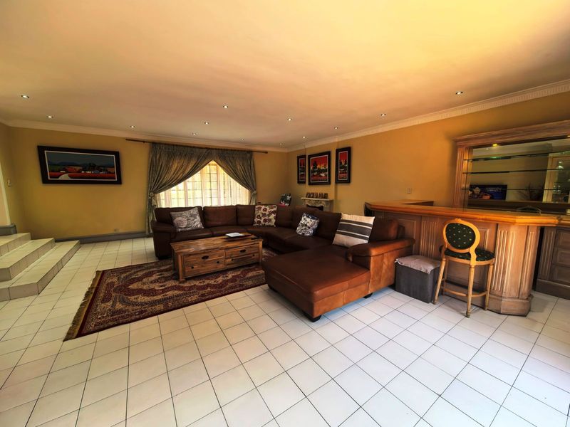 House For Sale in Zwartkop - Photo 2
