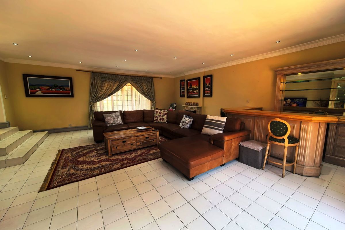 House For Sale in Zwartkop - Photo 2