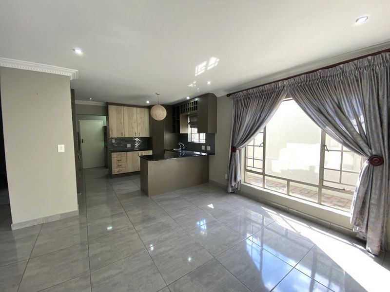 House For Sale in Faerie Glen - Photo 5