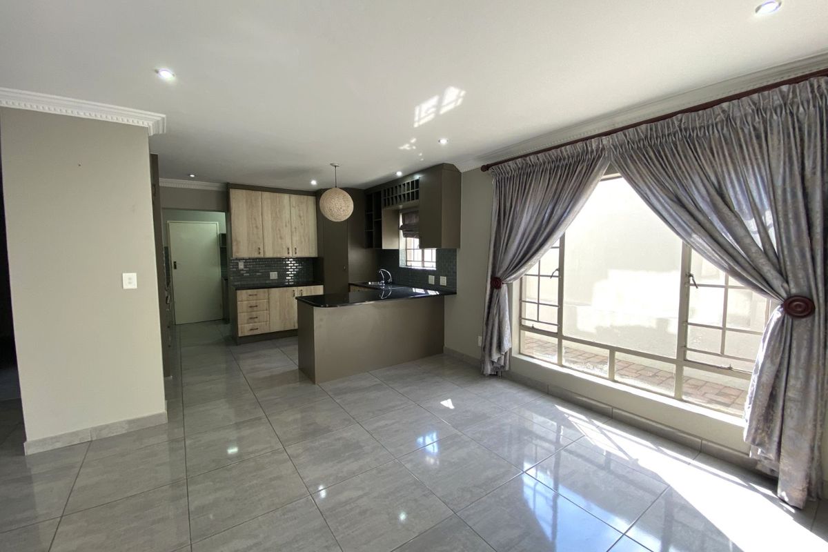 House For Sale in Faerie Glen - Photo 5