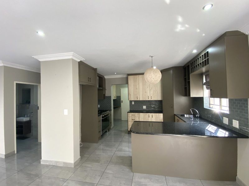 House For Sale in Faerie Glen - Photo 7