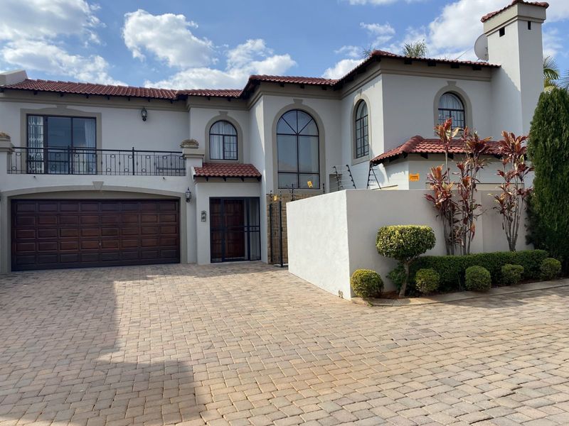 House For Sale in Faerie Glen - Photo 2