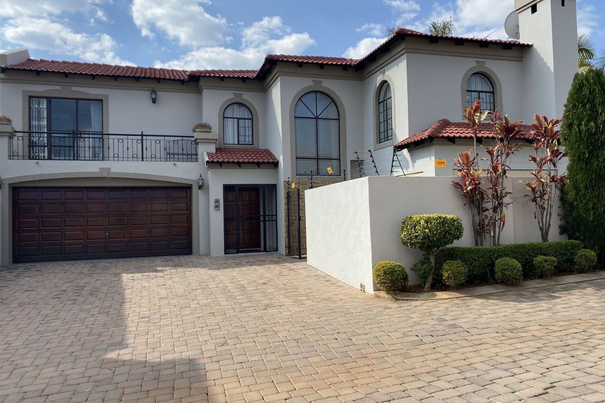 House For Sale in Faerie Glen - Photo 2