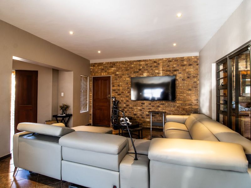 House For Sale in Green Acres Estate - Photo 6