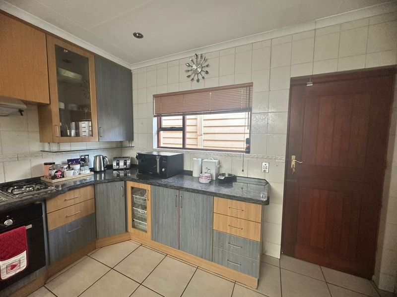 House For Sale in Highlands North - Photo 8