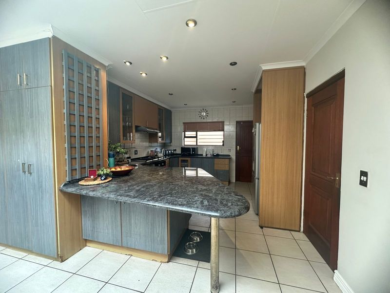 House For Sale in Highlands North - Photo 4