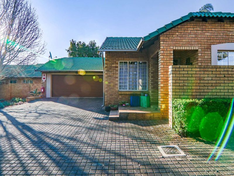 Townhouse For Sale in Eldoraigne - Photo 2