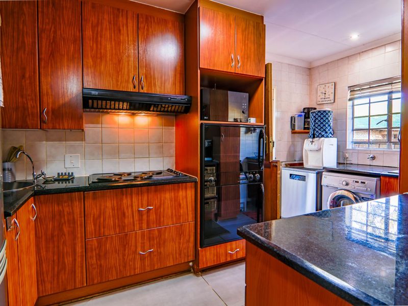 Townhouse For Sale in Eldoraigne - Photo 4