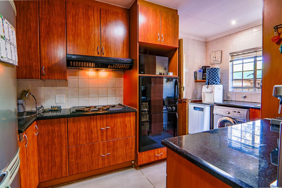 Townhouse For Sale in Eldoraigne - Photo 4