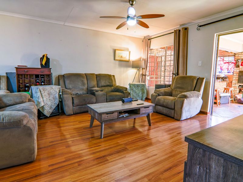 Townhouse For Sale in Eldoraigne - Photo 3