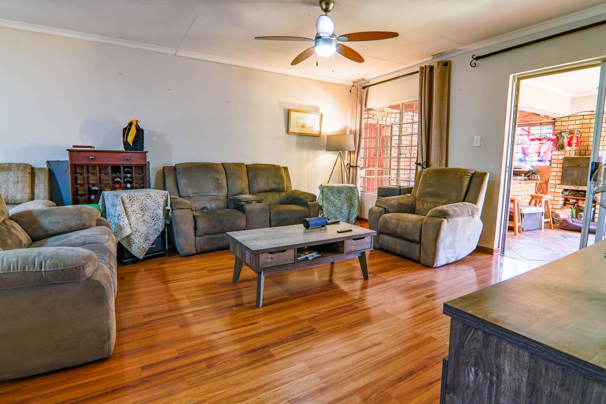 Townhouse For Sale in Eldoraigne - Photo 3