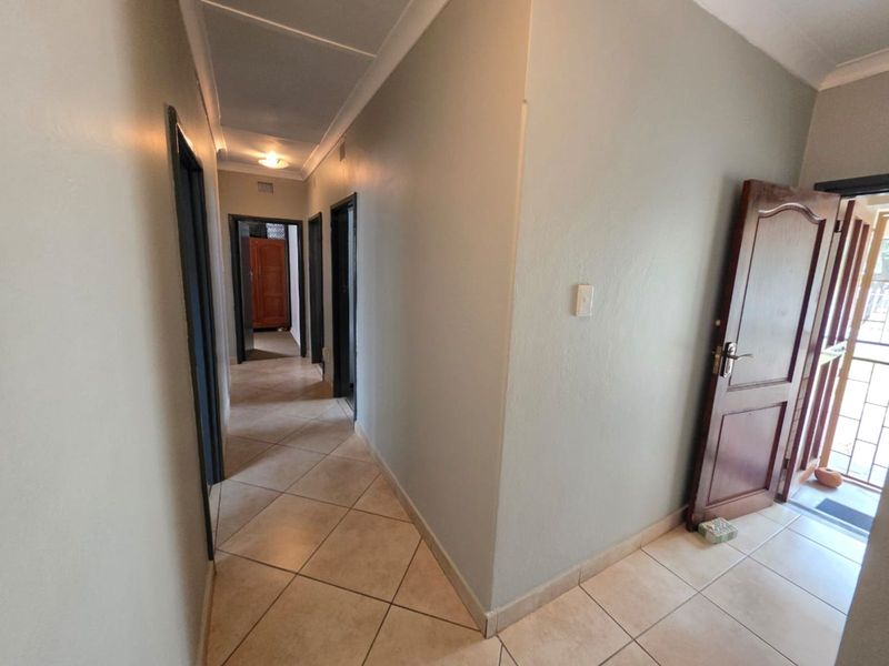 House For Sale in Beaconsfield - Photo 9