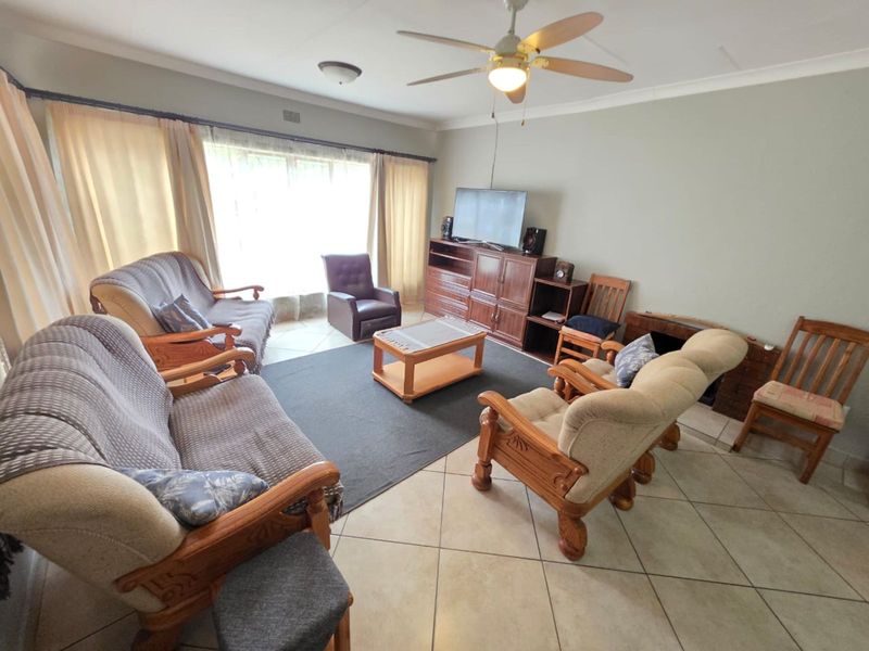 House For Sale in Beaconsfield - Photo 2