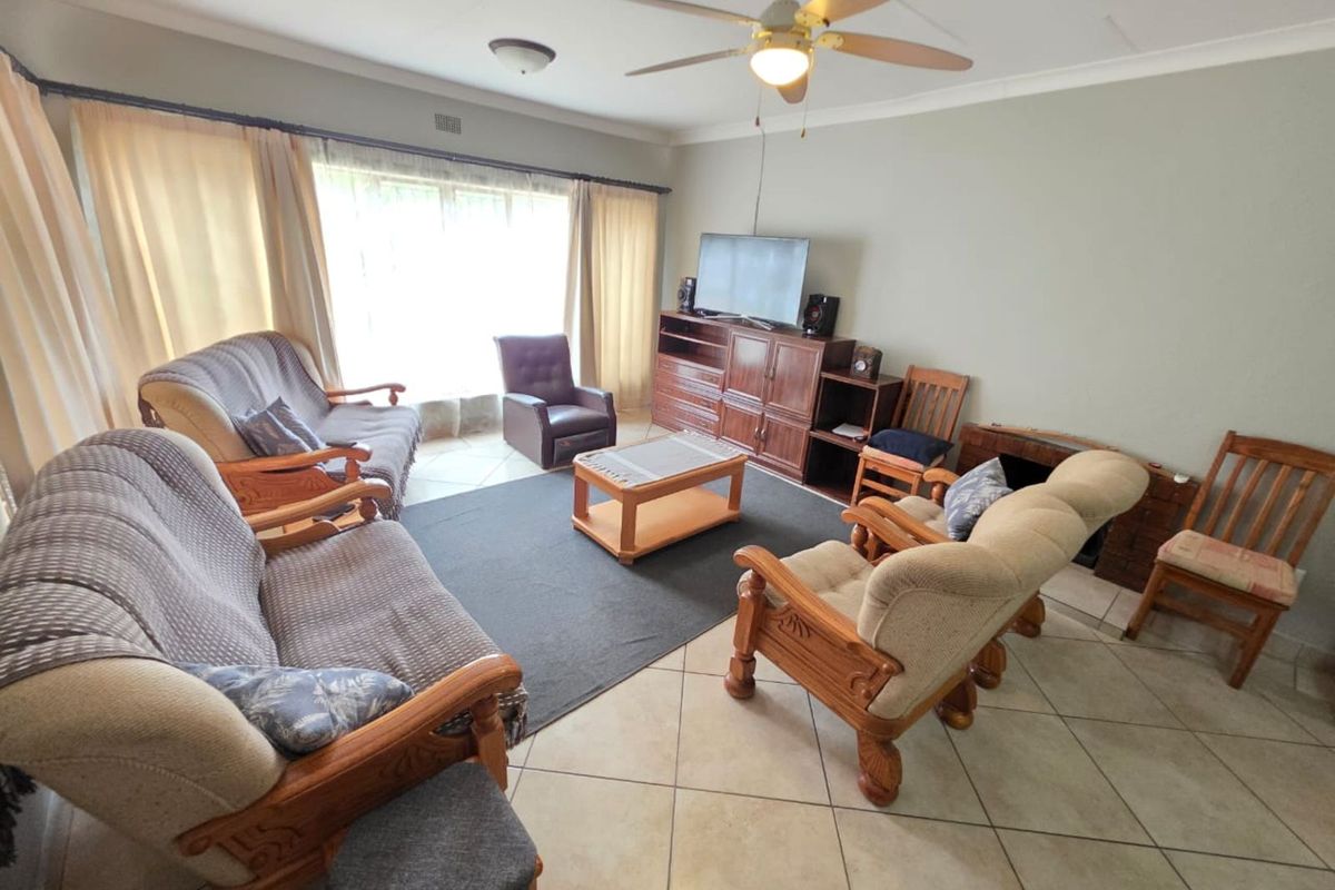 House For Sale in Beaconsfield - Photo 2