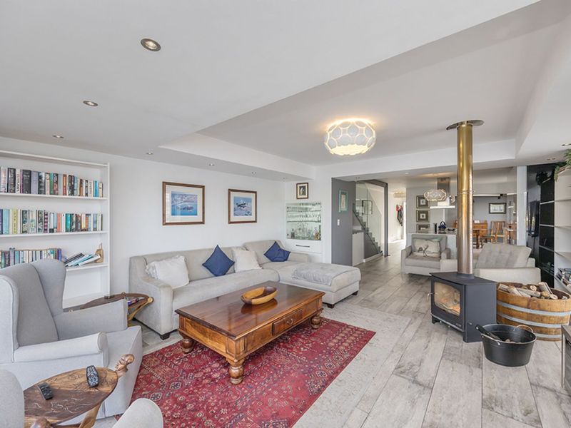 House For Sale in Woodbridge Island - Photo 3