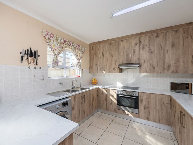 House For Sale in Sunningdale - Photo 8