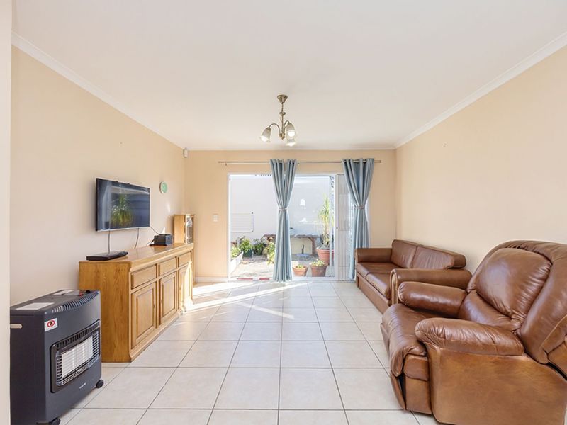 House For Sale in Sunningdale - Photo 5