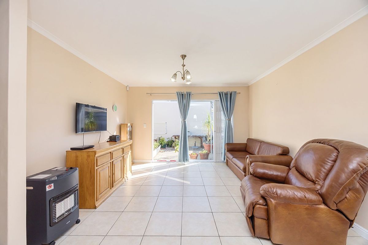 House For Sale in Sunningdale - Photo 5