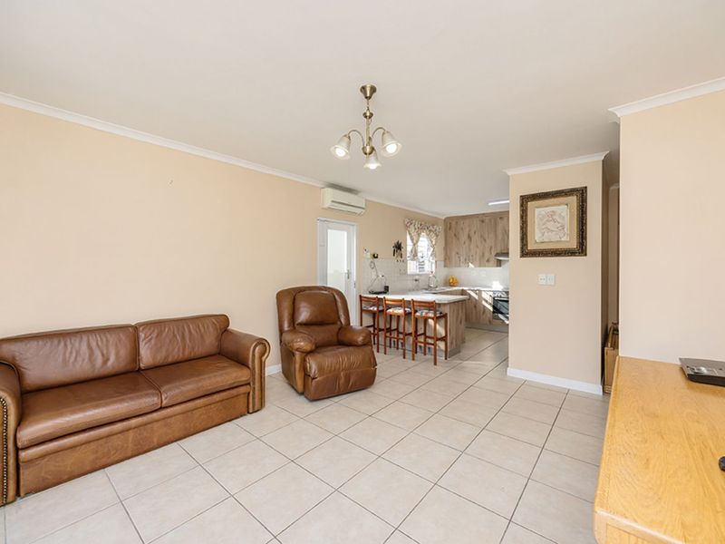 House For Sale in Sunningdale - Photo 4