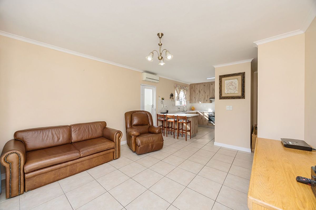 House For Sale in Sunningdale - Photo 4